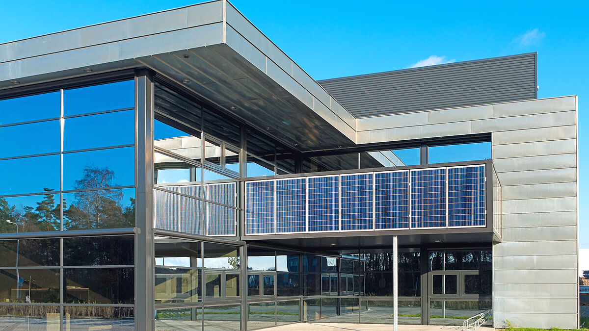Bei der aktiven Nutzung der Sonnenenergie wird mittels Solartechnologie unmittelbar Strom oder Wärme gewonnen. Die Komponenten (Photovoltaikmodule oder Kollektoren) können beispielsweise als Witterungsschutz, zur Beschattung oder als Absturzsicherung dienen.