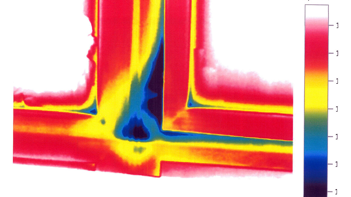 Bild: Frenger Thermografie einer Kopplung zweier Kunststofffenster. Deutlich erkennbar ist die niedrigere Temperatur im unteren Bereich durch das durchgängige Stahlprofil. Einflüsse durch eine lokale Undichtheit sind ebenfalls zu vermuten. 