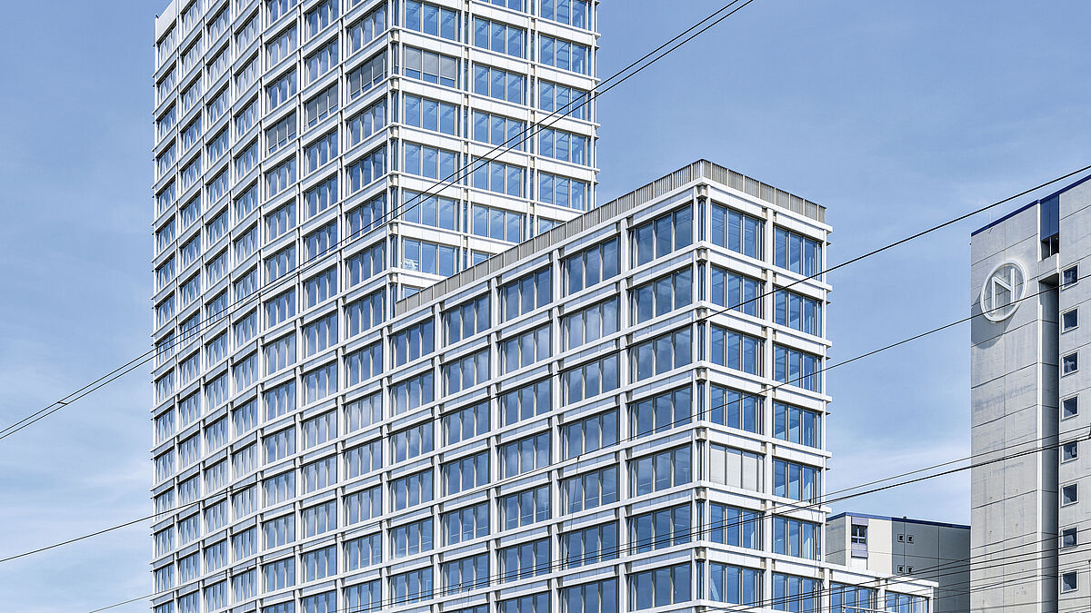 Der Franklinturm in Zürich Oerlikon: Auf der Ostseite geht der 11-geschossige mittlere Bauteil in einen 22-geschossigen Bauteil über. Bild: René Dürr, Zürich