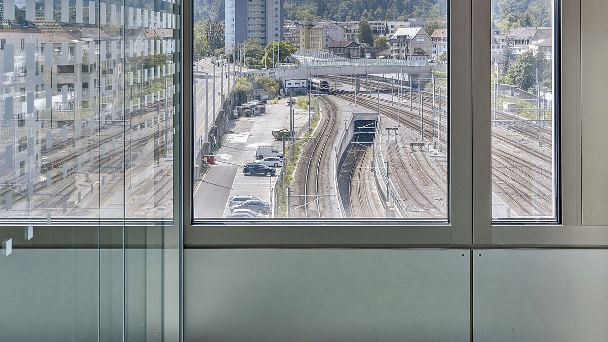 Im geschlossenen Fassadenzwischenraum befindet sich ein perforierter Raffstore mit 60 mm breiten Lamellen ohne seitliche Seilführung. Bild: René Dürr, Zürich 