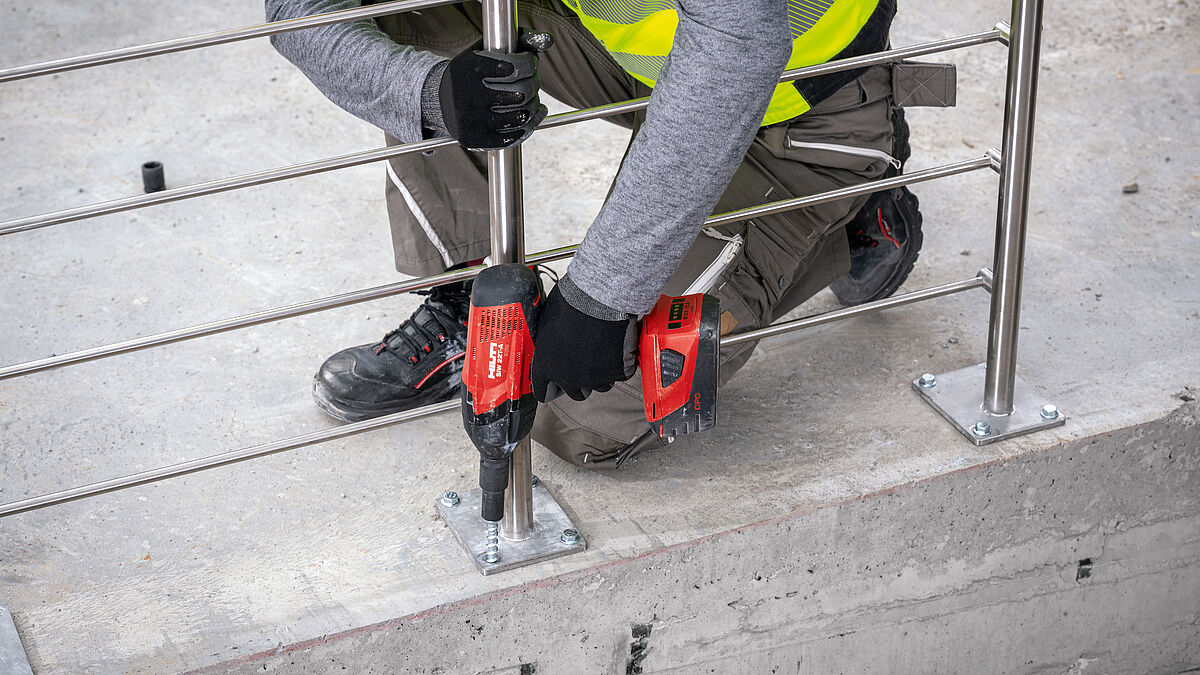 Les propriétés du système HUS4-MAX permettent de gagner beaucoup de temps : inutile de nettoyer le trou de perçage ou de laisser un temps de durcissement.