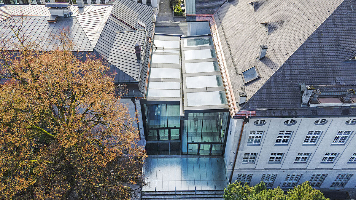 Jusqu’à présent, les deux bâtiments du Mozarteum n’étaient pas suffisamment reliés entre eux. Les architectes Maria Flöckner et Hermann Schnöll y ont remédié en construisant un nouveau bâtiment. 