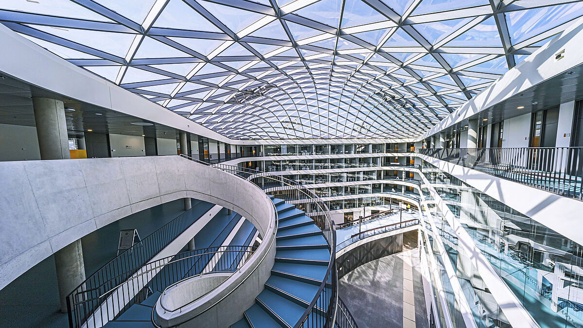 Das Kuppeldach in der Mitte des Gebäudes schützt das lichtdurchflutete Atrium.