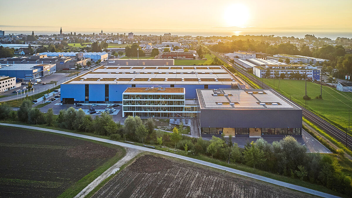 Premier complexe de bâtiments commerciaux certifié LEED « Or » en Suisse, le Forster Campus pose de nouveaux jalons en termes de construction durable à Romanshorn. Photo : © leader.ch