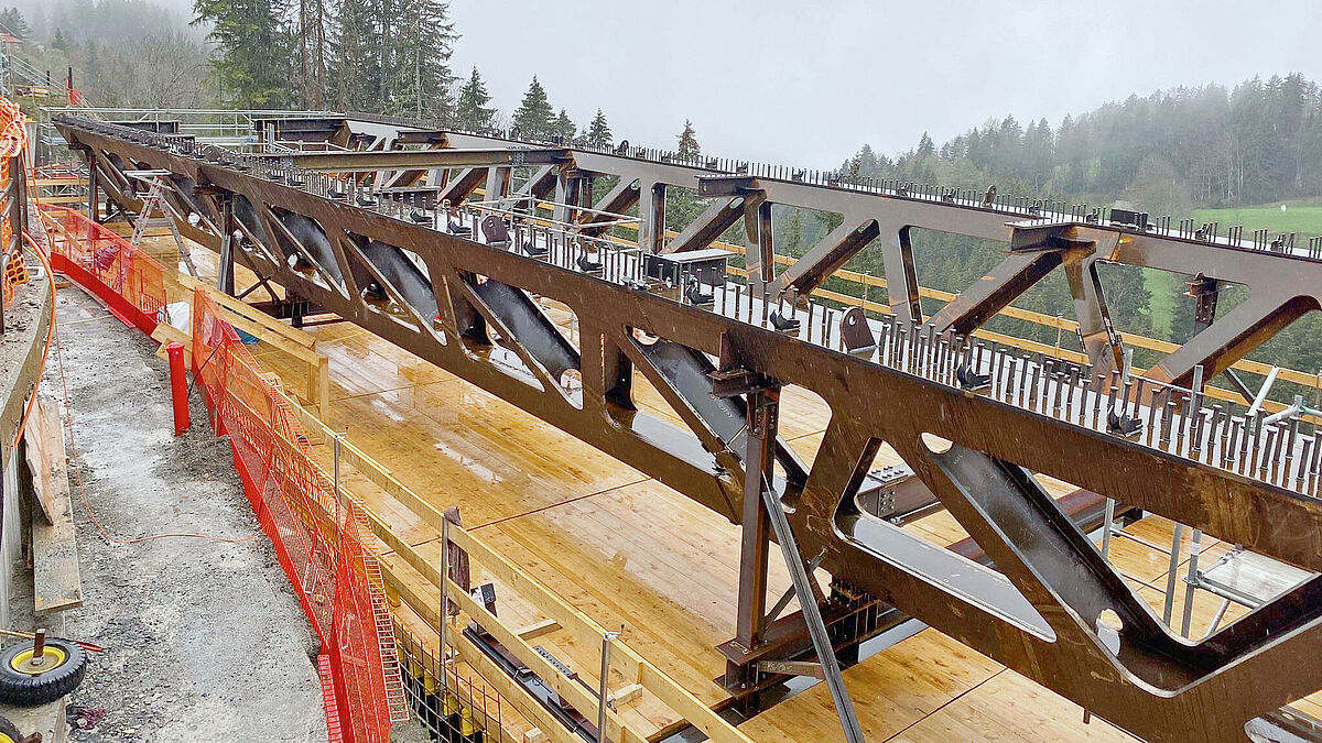 Diese Arbeiten sind Teil des Projekts zum Bau einer neuen Brücke und zur Sanierung der Kantonsstrasse, welche die beiden Bergdörfer miteinander verbindet.