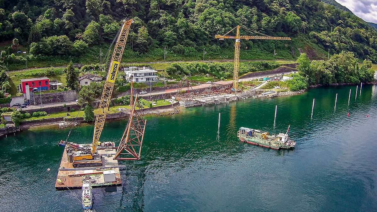 Die Stahlkonstruktion wird langsam im See versenkt.