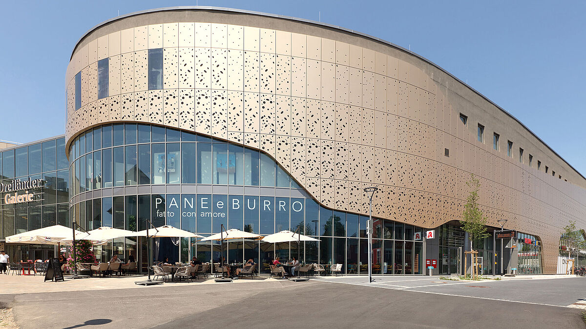 Wie eine grosse Welle aus Aluminium und Glas erscheint das neue Einkaufszentrum «Dreiländergalerie» in Weil am Rhein. 