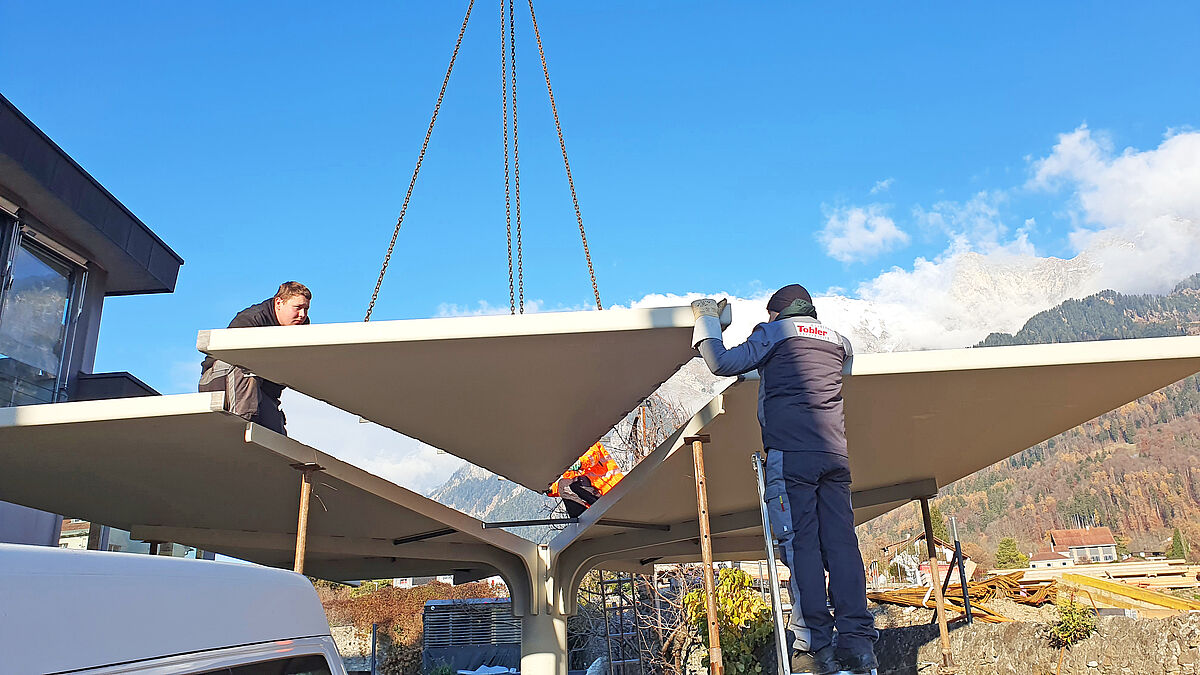 La structure du toit a été assemblée et soudée sur place. La couche de finition a ensuite été appliquée.