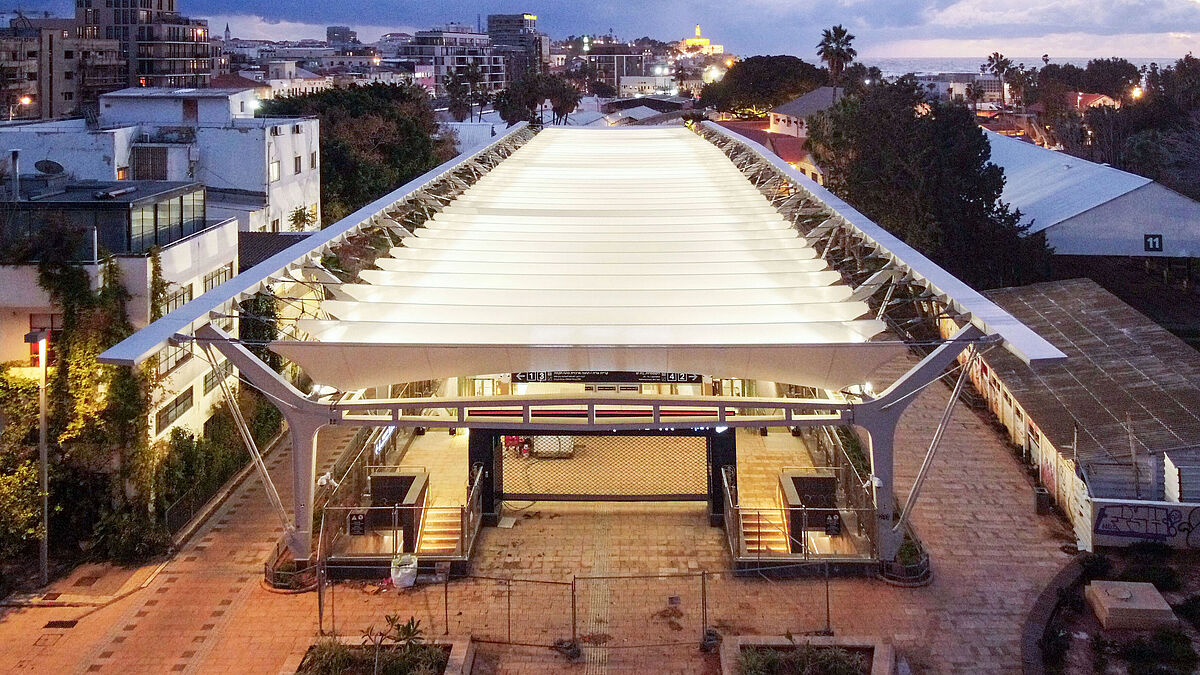 Auf einer Breite von 20 m und einer Länge von 100 m wird die Grundfläche der Station von V-förmigen Einzelsegmenten überspannt.