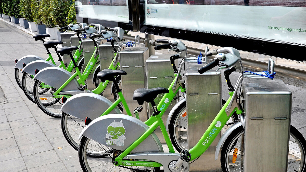 Les stations de vélos modernes disposent aujourd’hui aussi de possibilités de recharge pour les vélos électriques. Photo: rédaction.