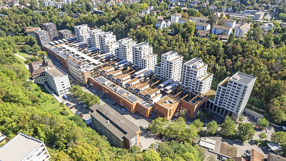 Là où des tonnes d'acier ont été coulées, un nouveau quartier a vu le jour avec 442 logements, des surfaces commerciales et de bureaux, une école, une salle de spectacle et un jardin public.