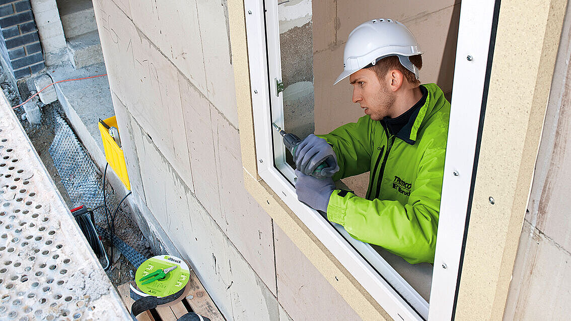 Vorwandmontage-System: Durch das Montagesystem kann das Fenster auch in auskragender Position vor der tragenden Wand wie gewohnt direkt befestigt werden. Bild: Tremco CPG