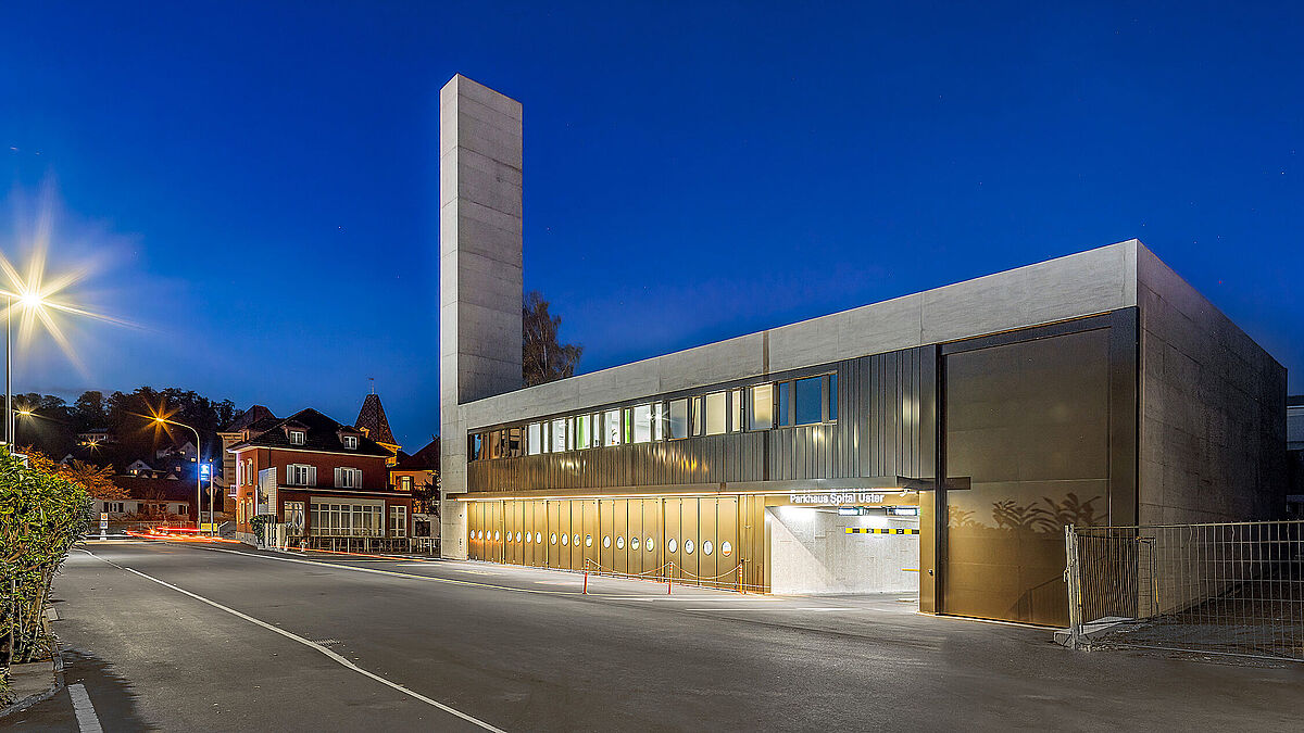 Neubau Spital Uster: Der Gebäudekomplex besticht durch sein klares geometrisches Erscheinungsbild. Im Innern sorgen Brandschutztüren für Sicherheit.