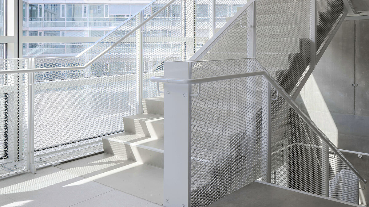 La toile SecuTex A2 de Warema a été choisie pour répondre à la nécessité d’une façade de cage d’escalier résistante au feu, avec tous les éléments homologués selon la classe de matériau de construction A2.