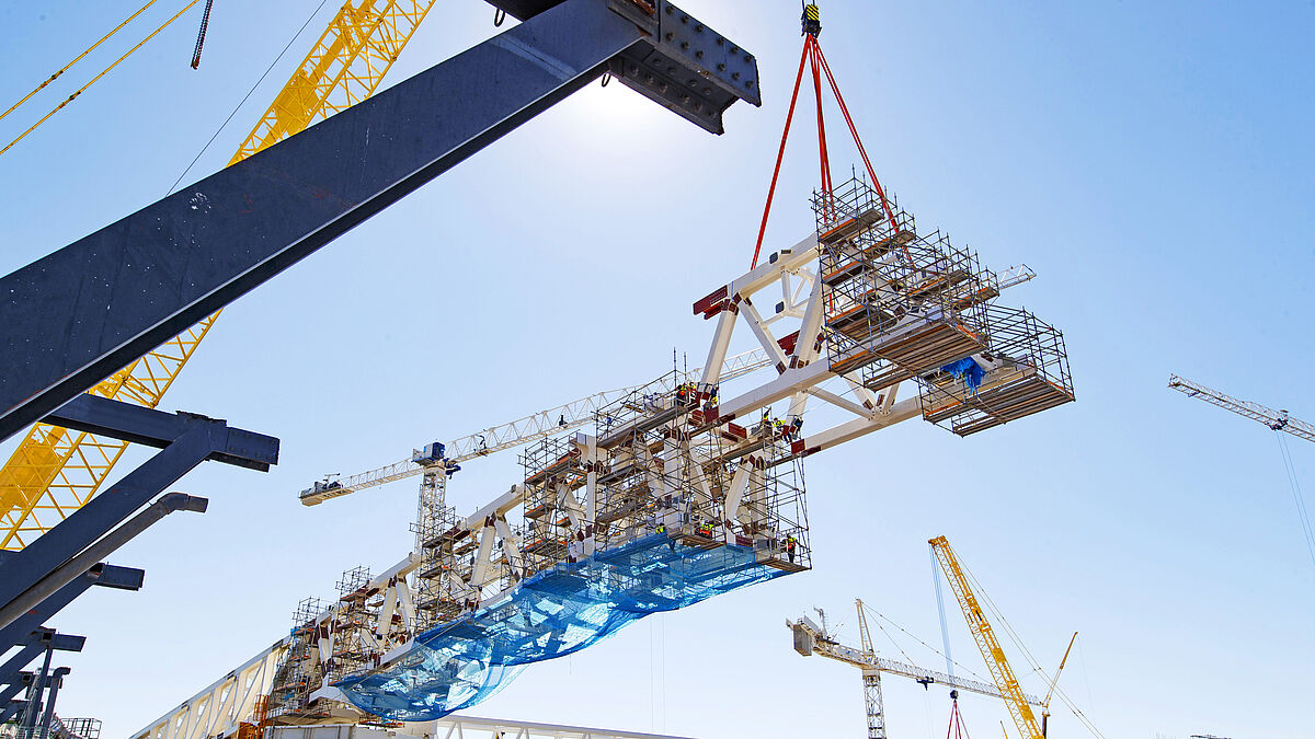 Les composants prémontés étaient hissés au-dessus du stade à l’aide d’une grue sur chenilles de 600 tonnes. Photo : Real Madrid