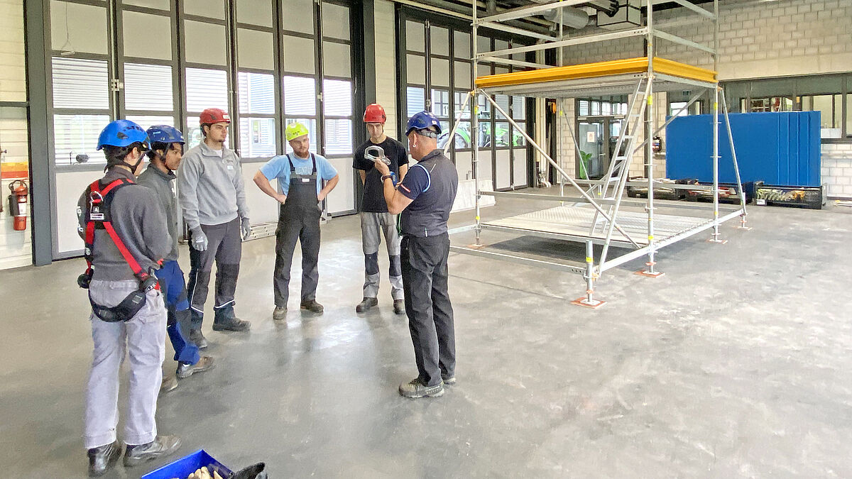 Hier erfahren die Kursteilnehmer vieles über Arbeitssicherheit und den korrekte Umgang mit persönlicher Schutzausrüstung (PSA).   Hier erfahren die Kursteilnehmer vieles über Arbeitssicherheit und den korrekte Umgang mit persönlicher Schutzausrüstung (PSA).