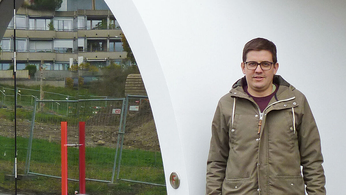 Lukas Meier, chef de projet responsable chez Surber Metallbau AG à l’occasion de la visite de l’objet de construction.