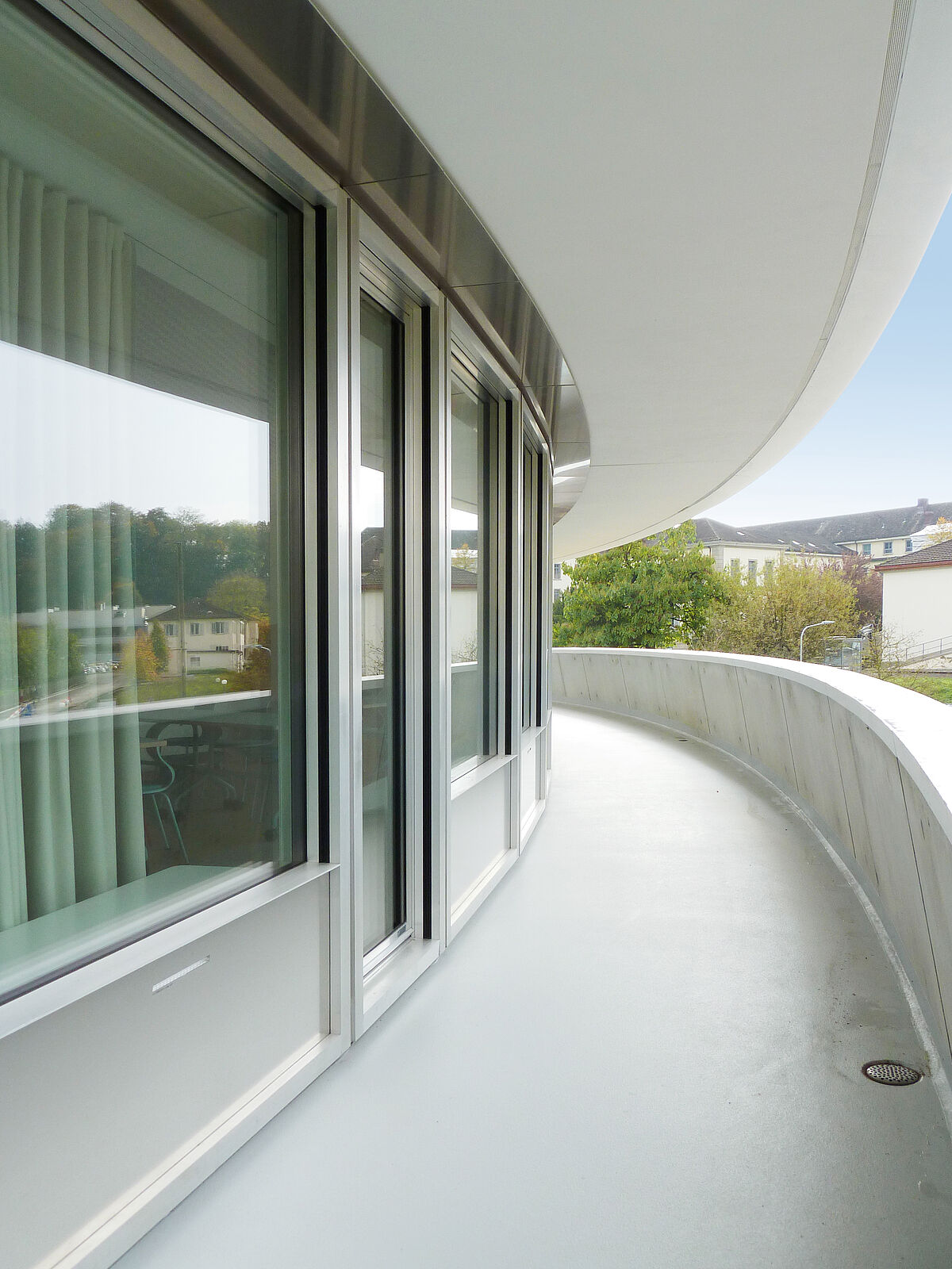 Aussenansicht Balkon: Die Festelemente kamen mit und ohne Brüstung zur Ausführung.