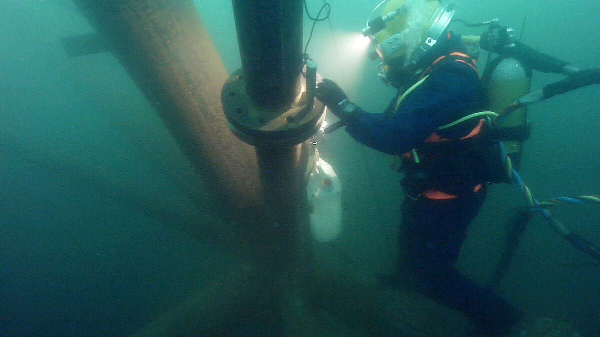 Fuss des Gitterträgers, der unter Wasser verschraubt wird.