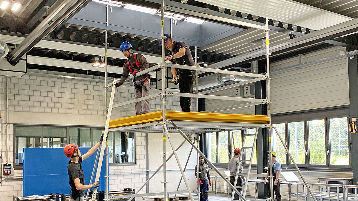 Hier erlernten die Teilnehmenden den sicheren Umgang mit Hilfsmitteln wie Fassaden- und Rollgerüsten sowie Leitern jeglicher Art. Hier erlernten die Teilnehmenden den sicheren Umgang mit Hilfsmitteln wie Fassaden- und Rollgerüsten sowie Leitern jeglicher Art.
