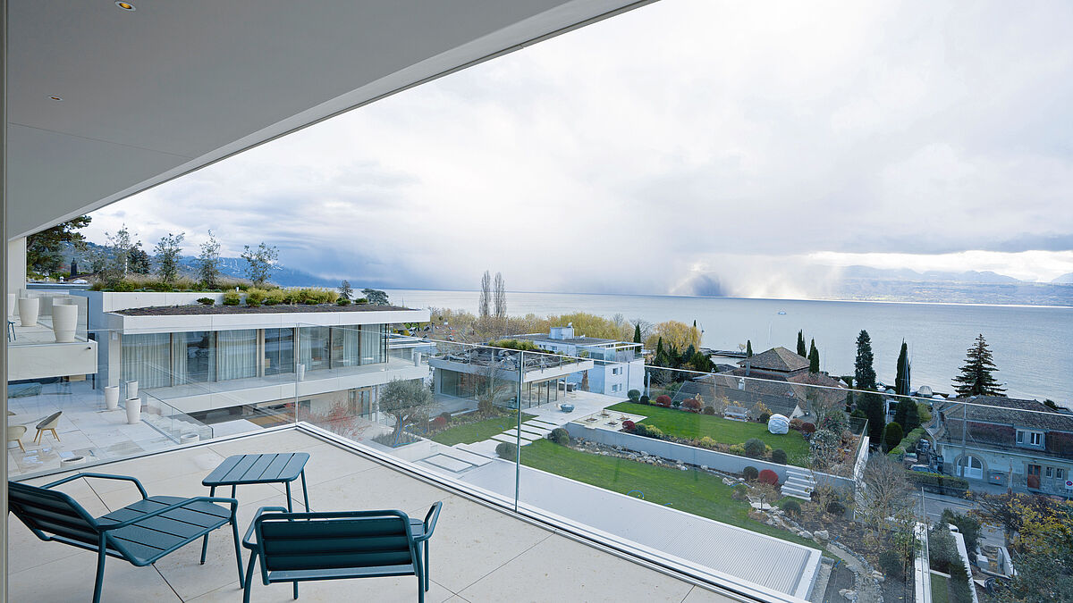 Vue dégagée sur le lac Léman depuis l’étage en attique.