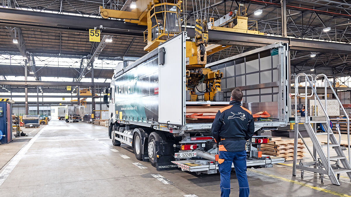 48 neue Wechselpritschen ermöglichen den kombinierten Verkehr mit LKW und Bahn.