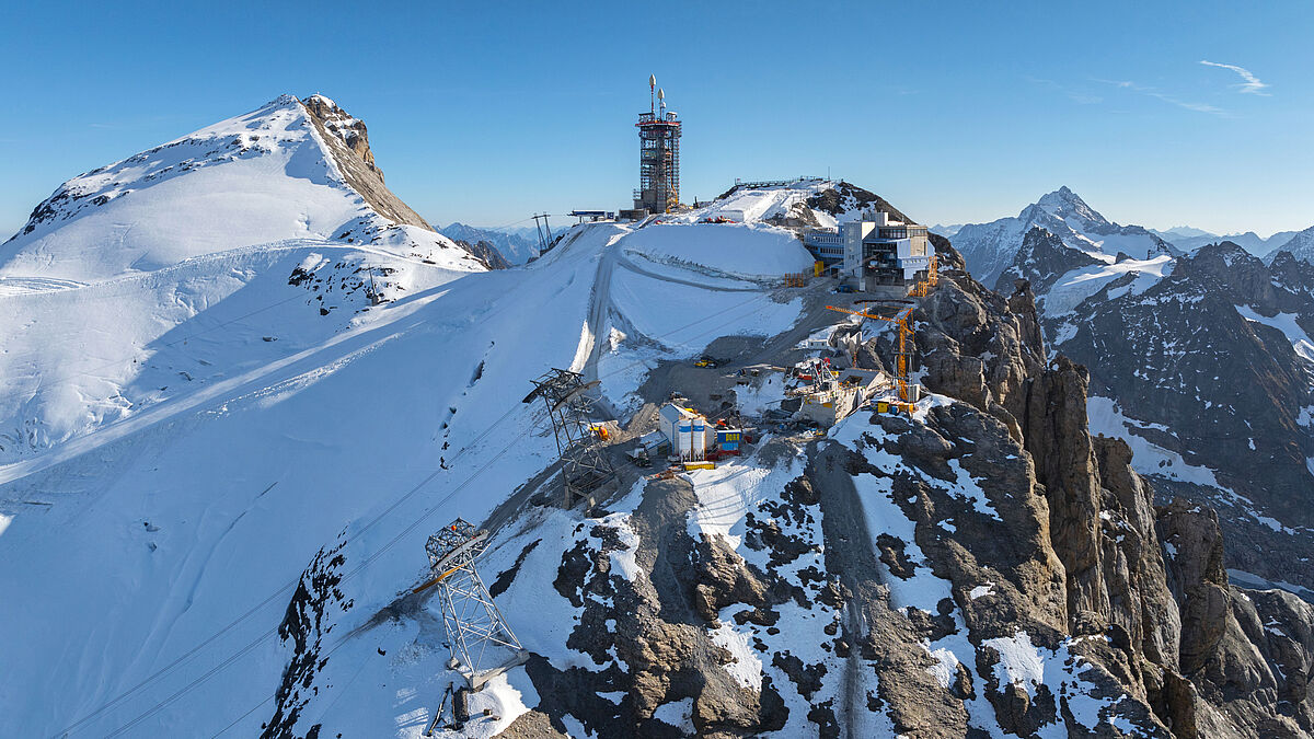 Blick auf die Baustelle: rechts die bestehende Bergstation, links der sich im Umbau befindende Richtstrahlturm.