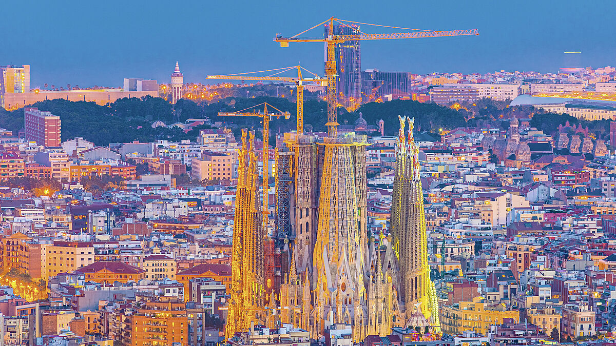 Auf den höchsten Turm der Sagrada Familia in Barcelona soll dieses Jahr ein begehbares Stahlkreuz mit Glasfenstern gesetzt werden.