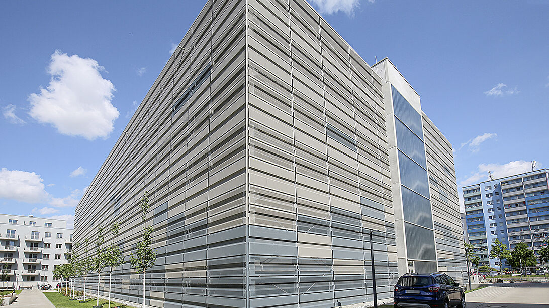 Les éléments en tôle d’aluminium perforée avec revêtement par poudre ont été livrés prêts au montage par Schäfer Lochbleche.