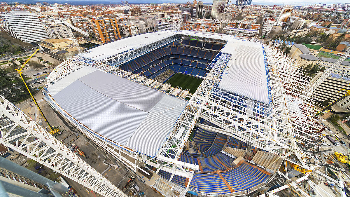 Die Dachkonstruktion des Bernabéu-Stadions war nur durch Verwendung des hochfesten Premiumstahls S60QL1 beispielsweise vonDillinger möglich.  Bild: Real Madrid