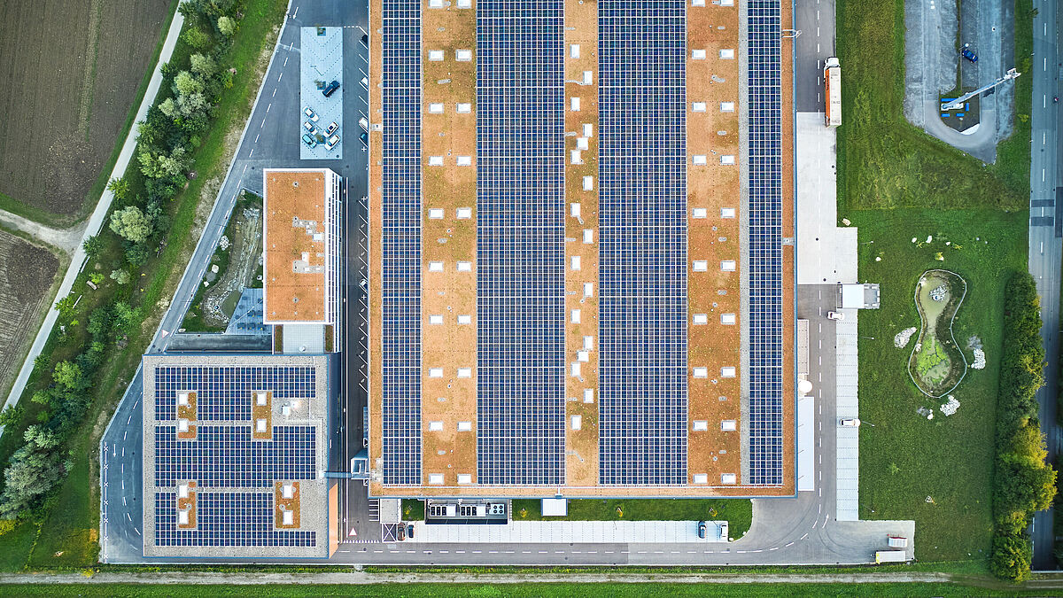 Les installations solaires des toits du Forster Campus produisent jusqu’à 15 MWc d’électricité par an et alimentent la production et l’exploitation du bâtiment en énergie durable. Photo : © leader.ch