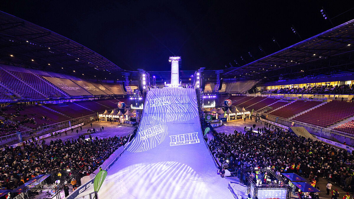 Die imposante Big-Air-Rampe im Wörthersee Stadion in Klagenfurt misst 45 m in der Höhe, ist 105 m lang und 19 m breit.