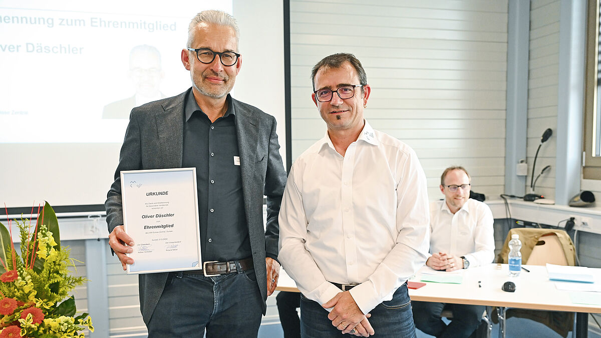 Adrian Scheiber (rechts) (Präsident AM Suisse Zentral) zeichnete Oliver Däschler als neues Ehrenmitglied des AM Suisse Zentral aus. 