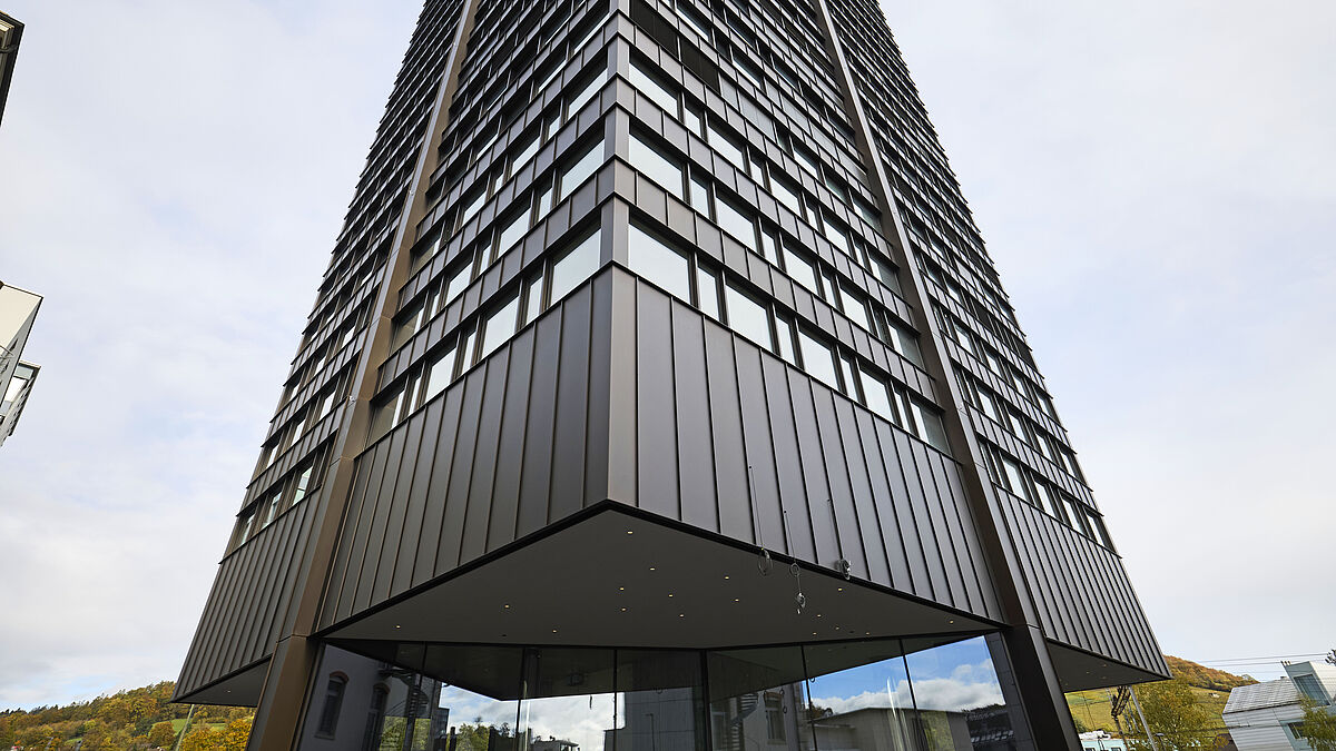 La façade en panneaux de tôle d’aluminium brun doré donne son caractère à l’ouvrage.