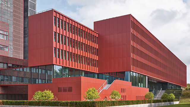 Am Verwaltungsgebäude der Vivawest Wohnen GmbH kam IGP-HWFclassic 591 T parkour innen und aussen zur Anwendung
