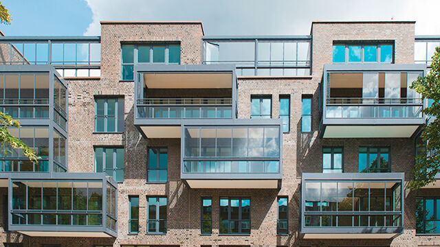 Das Sortiment umfasst die Verglasung von Balkonen durch das Aufsetzen von rahmenlosen Schiebe-Dreh-Systemen oder Glas-Faltwänden bis hin zu kompletten Vorhangfassaden