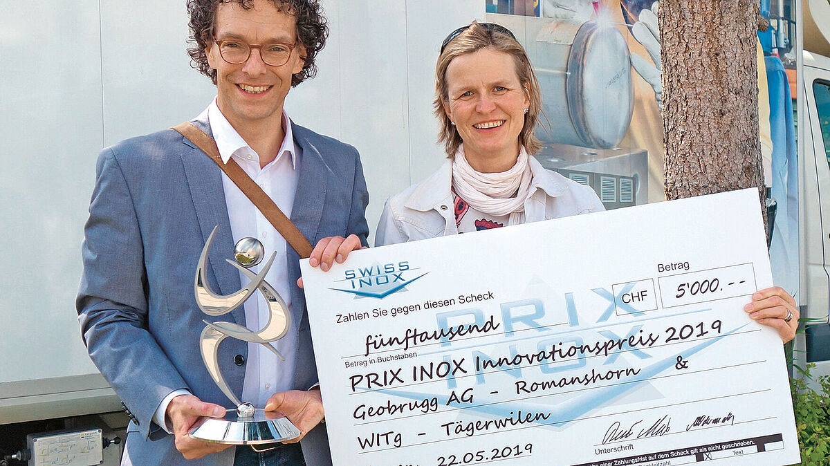 Torsten Bogatzky vom WITg und Corinna Wendeler, CTO Geobrugg Group, empfangen den PRIX INOX 2019.