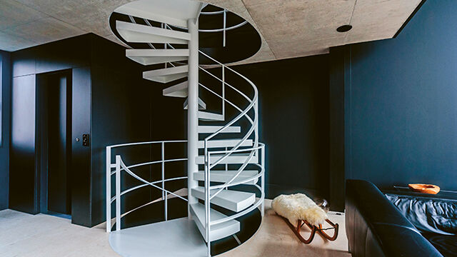 Die Materialien werden projektspezifisch abgestimmt. Dabei kommen Metall, Holz, Glas oder Naturstein zum Einsatz